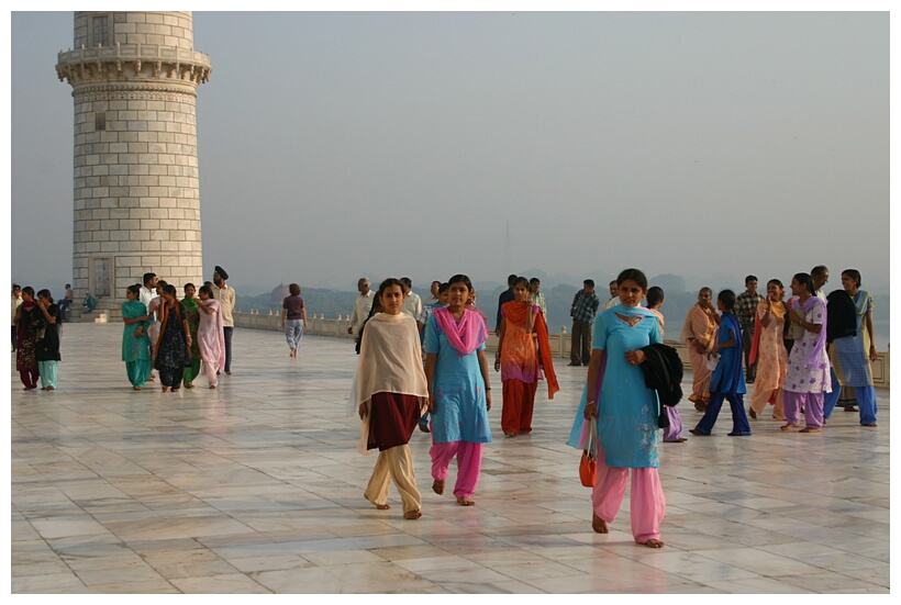 Visitors of Taj Mahal
