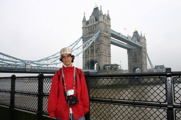 Posando ante el puente de Londres