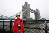 Posando con el puente de Londres