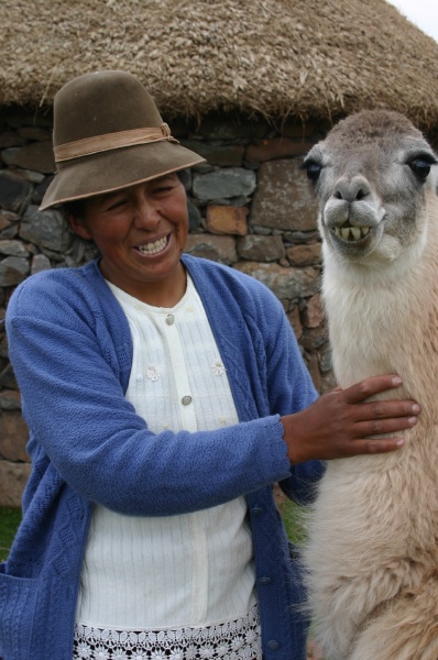 Mujer y alpaca sonriendo