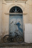 Puerta con bicicleta