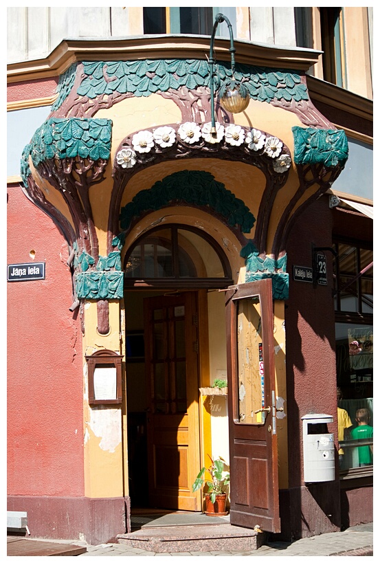 Art-Nouveau Entryway