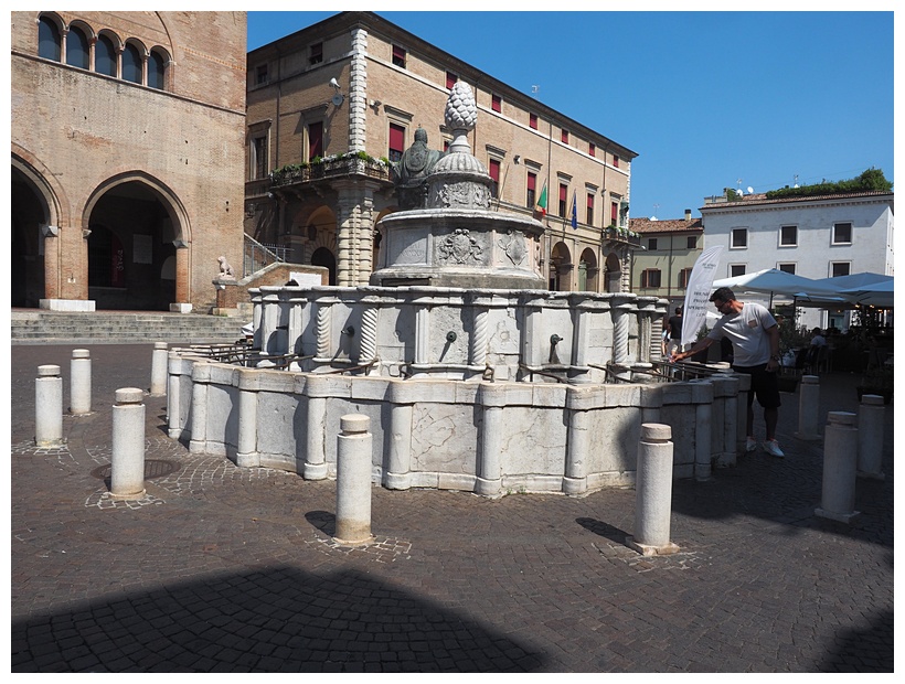 Fontana della Pigna