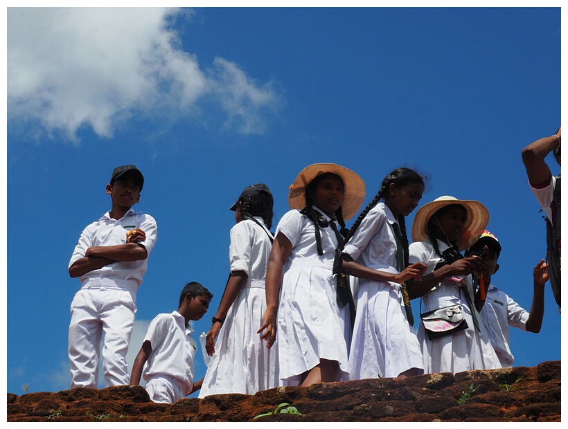 Schollgirls at Sigiriya