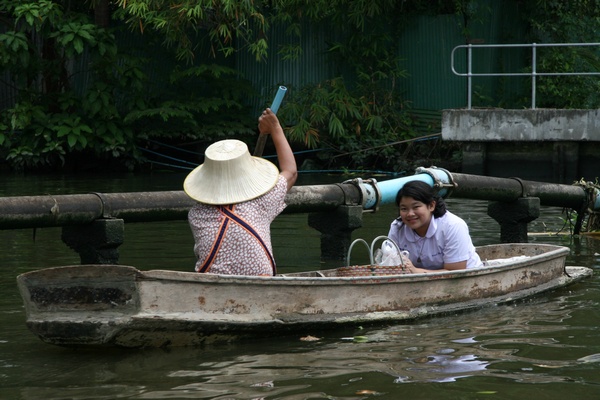 Sailing in the khlongs