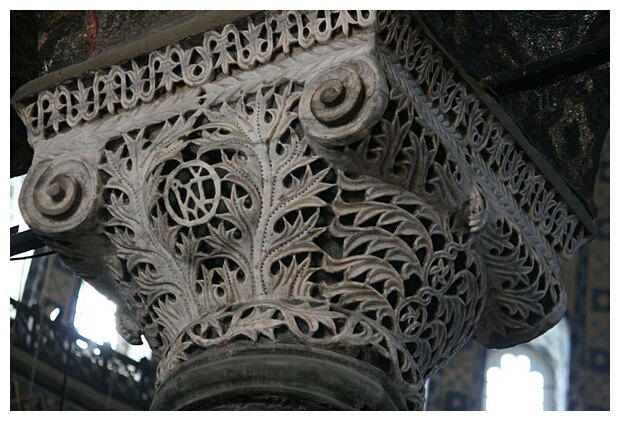 Intricated Capitel